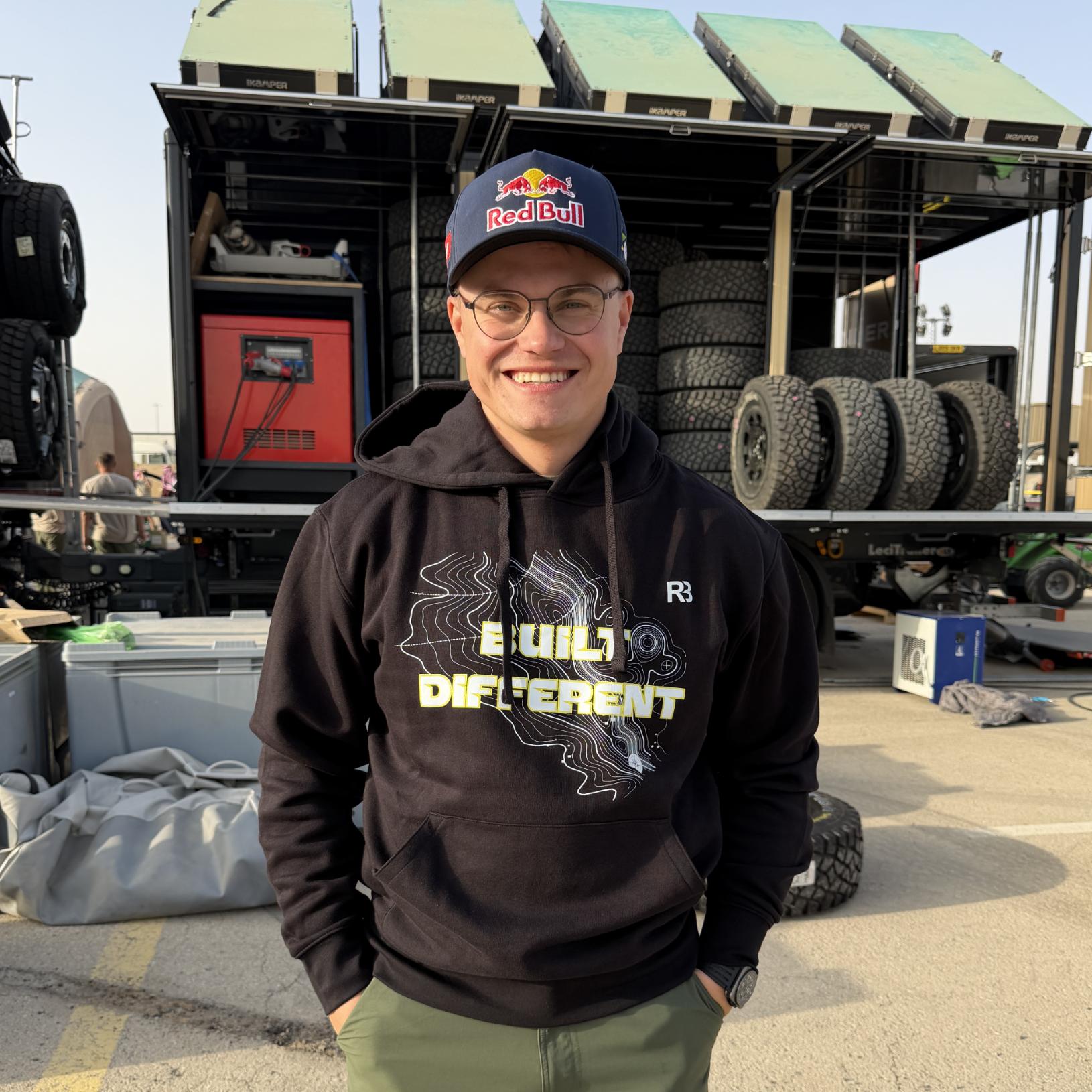 Built different džemperis